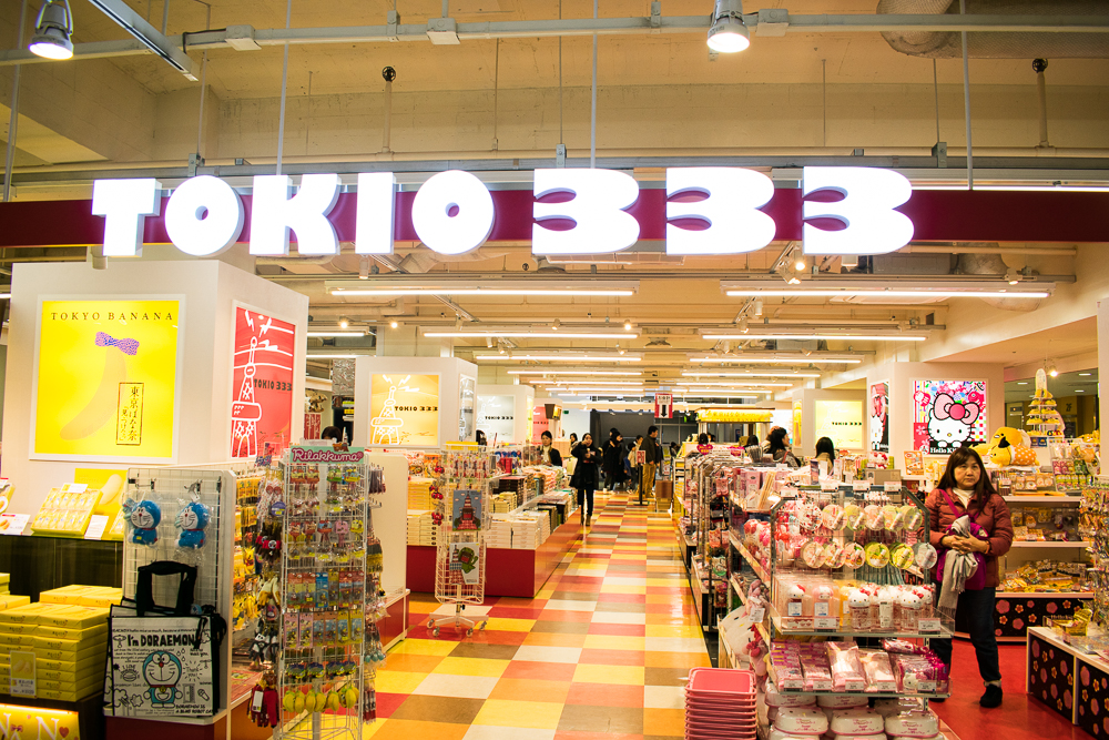 buy souvenirs at tokyo tower