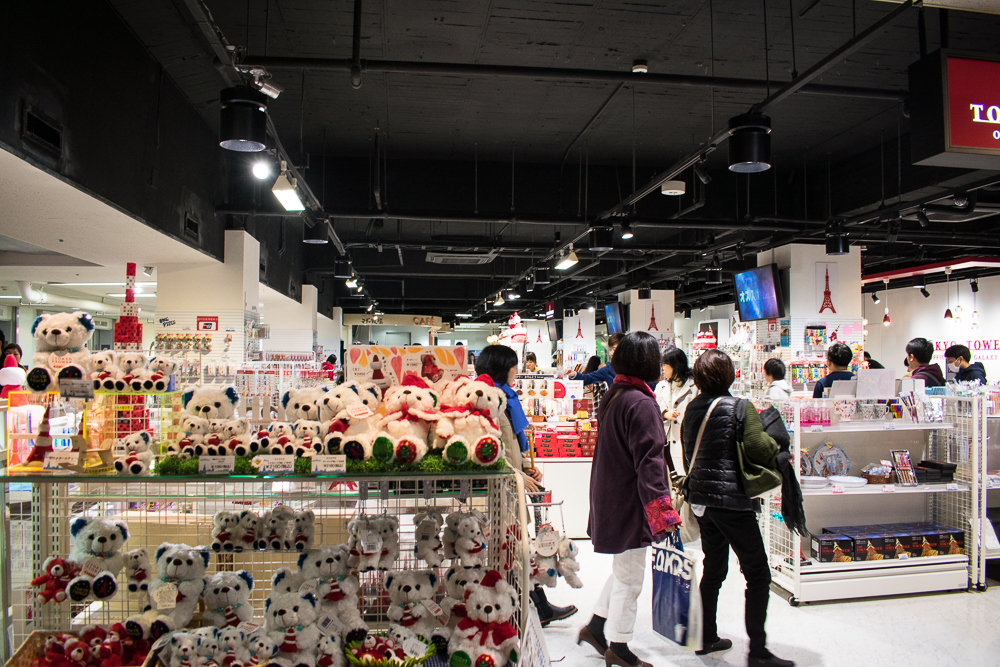 buy souvenirs at tokyo tower